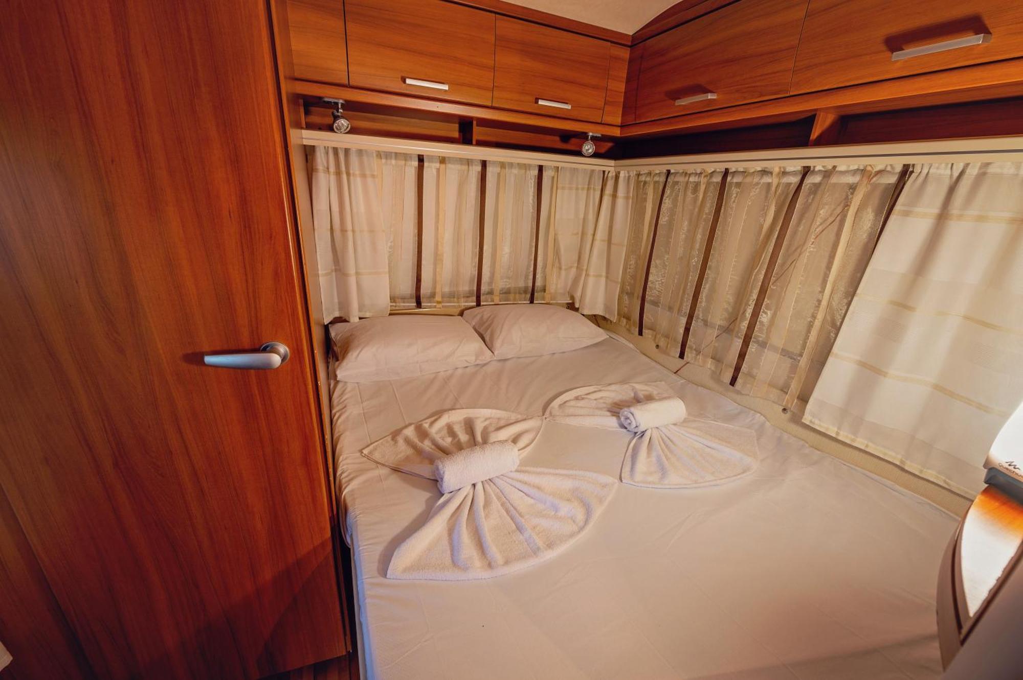 Каравани Avi Iris Фичоза Hotel Varna Buitenkant foto